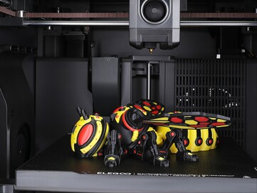 Centauri Carbon 2 Combo'nun içindeki bir yaban arısının çok renkli 3D baskısı. (Resim kaynağı: Elegoo)