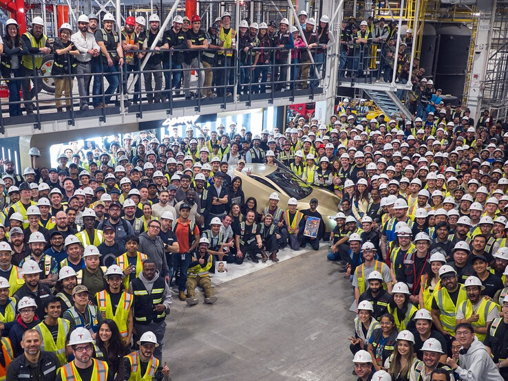 Giga Texas'taki ilk üretim Cybercab.