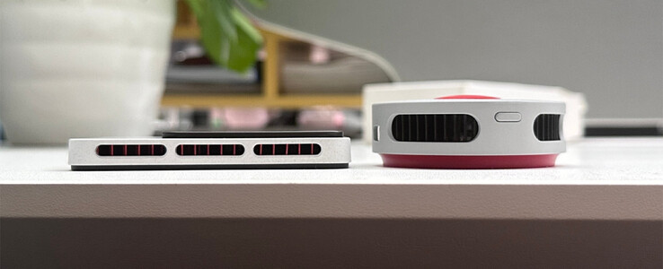 OnePlus'ın yeni manyetik soğutucusunun 1 cm kalınlığında olduğu söyleniyor. Eski manyetik soğutucunun yanında resmedilmiştir.