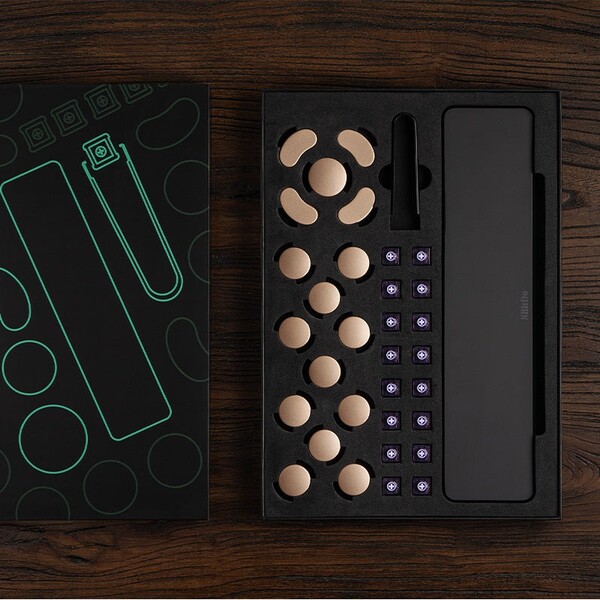 Arcade Controller için 8BitDo Yükseltme Kiti, ekstra tuş başlıkları ve bir avuç içi dayanağı ile birlikte gelir.