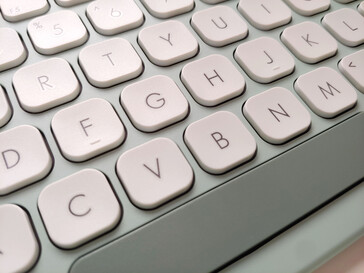 Anahtar çukurları, harfler ve doku yakın çekim. (Resim kaynağı: Notebookcheck)