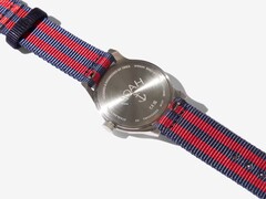 Noah x Timex MK1 Anchor saatinin arka görünümü; saatin üzerine oyulmuş paslanmaz çelik arka kapağı ve lacivert-kırmızı kumaş kayışı görülmektedir.