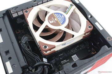 Ana yan panel çıkarıldığında fan ve birincil M.2 SSD yuvası ortaya çıkar