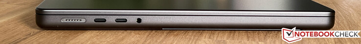 Sol taraf: MagSafe, 2x USB-C 4.0 w/ Thunderbolt 4 (40 Gbps, DisplayPort-ALT modu 1.4, Güç Dağıtımı), 3,5 mm stereo