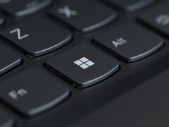 Odak noktası Windows tuşu olan siyah bir dizüstü bilgisayar klavyesinin yakın çekimi