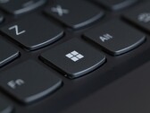 Odak noktası Windows tuşu olan siyah bir dizüstü bilgisayar klavyesinin yakın çekimi