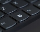 Odak noktası Windows tuşu olan siyah bir dizüstü bilgisayar klavyesinin yakın çekimi