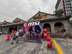 Lucky, Taipei’deki Songshan Kültür ve Yaratıcılık Parkı’nın 5 Numaralı Deposu’nun girişinde ziyaretçileri karşılıyor