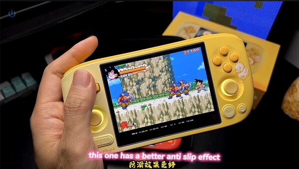 Ayaneo Pocket Air Mini B.Duck Edition, eşleşen düğmeler ve başparmak çubukları ile degrade sarı bir tasarıma sahiptir.