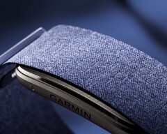 Garmin CIRQA, yedi farklı renkte sunulan kumaş kayışa sahiptir.