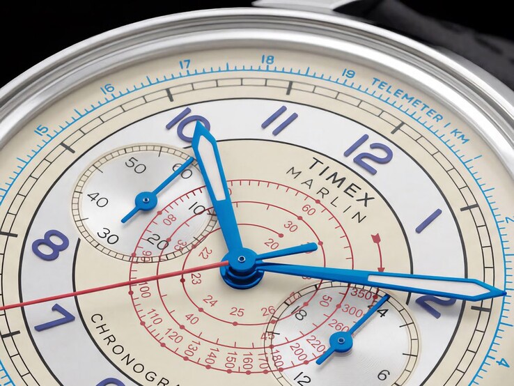 Timex Marlin Neo Classic Kronograf'ın, katmanlı telemetre ve takimetre ölçeklerini ve ışıklı ibrelerini gösteren yakın çekim fotoğrafı.