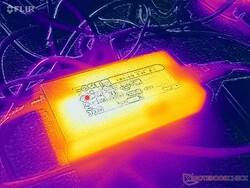 AC adaptörü zorlu yükleri çalıştırırken 35 C'nin üzerine ulaşır