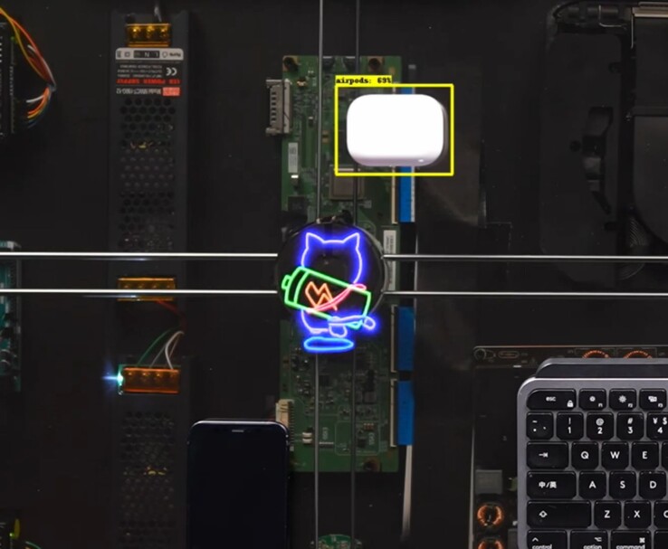 HTX Studio’nun AirPower masaüstü şarj cihazı, animasyonlu kedi şarj bobinini takip ederken AirPod’ları şarj ediyor.