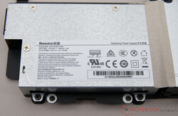 Dahili güç kaynağı ünitesi 135 watt (19 V; 7,1 A)