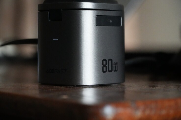 AceFast 6'sı 1 arada 80 W şarj istasyonu kompakt bir form faktörüne sahiptir
