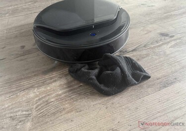 Robot süpürge için pek çok engel aşılmaz çıktı; hatta yerde duran bir çorabı bile yerinden oynattı.