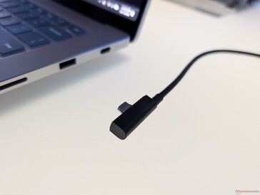 Manyetik USB-C kablosunun yakın çekimi. Diğer çoğu USB-C bağlantı noktasıyla uyumsuz olan, biraz daha kalın konnektöre dikkat edin