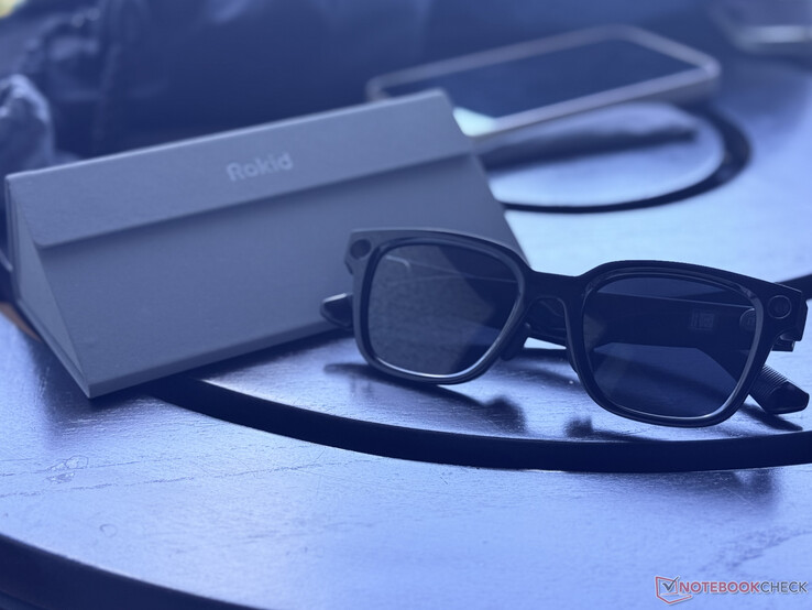 Katlanabilir taşıma çantasının yanında duran Rokid AI Glasses Style