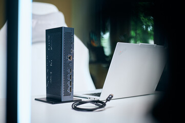 Çok yönlü kullanım: Aorus AI Box, masa üstünde yer kazanmak için dikey olarak dikilebilir ve arka tarafındaki Thunderbolt 5 bağlantı noktalarına, HDMI 2.1'e, üç adet DisplayPort'a ve Ethernet jakına kolay erişim sağlar.