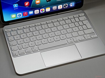 Rahat bir klavye ve trackpad...