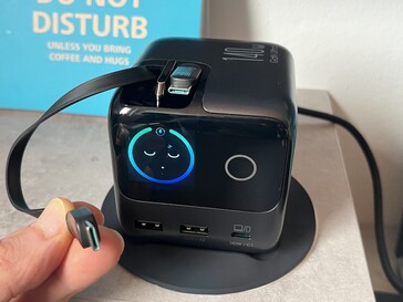 2x USB Tip-C (her biri 100W)