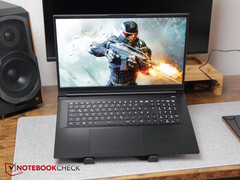 Masa üzerinde XMG Apex 17