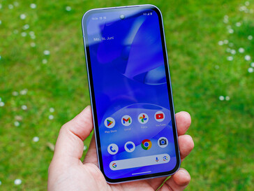 Google Pixel 9a dış mekanda