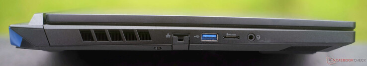 Sol: Gigabit-RJ45, USB-A 3.1, microSD kart okuyucu, ses girişi