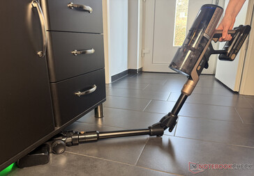 Bükülebilir boru mobilya altını temizlemeyi kolaylaştırır