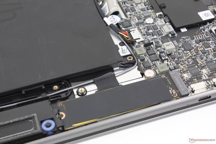 Bu sefer sadece tek bir M.2 2280 PCIe4 x4 yuvası