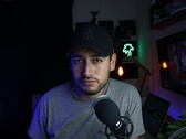 Mikrofon ve kamera ile ev stüdyosunda çalışan, YouTube Ortaklık Programını anlatan içerik yaratıcısı