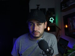 Mikrofon ve kamera ile ev stüdyosunda çalışan, YouTube Ortaklık Programını anlatan içerik yaratıcısı
