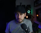 Mikrofon ve kamera ile ev stüdyosunda çalışan, YouTube Ortaklık Programını anlatan içerik yaratıcısı