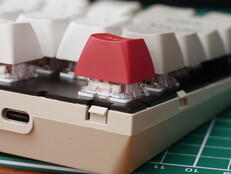Plastik klipsler Keychron C1 Pro 8K'yı bir arada tutar, ancak alet kullanmadan kolayca sökülebilir. 