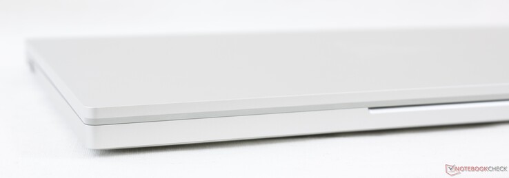 Front: No connectivity. Note the gray plastic along the edges and corners of the lid that's not present on the Blade laptops
