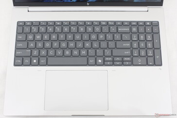 Yazı tipi artık ortalanmış ve geçen yılki EliteBook 865 G10'a kıyasla çok daha büyük
