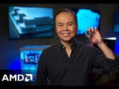AMD Kıdemli Başkan Yardımcısı ve Genel Müdürü Jack Huynh bir Ryzen oyun CPU'sunu tutuyor.