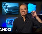 AMD Kıdemli Başkan Yardımcısı ve Genel Müdürü Jack Huynh bir Ryzen oyun CPU'sunu tutuyor.