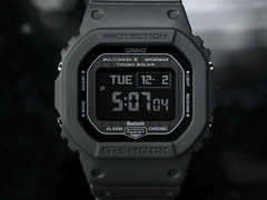Casio G-Shock GW-BX5600-1A1 ekranının yakın çekimi, koyu bir arka plana karşı resmedilmiştir.