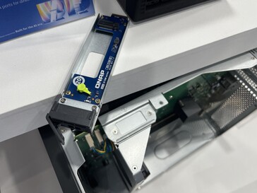 2280er-SSD için E1.S-Adaptörü.