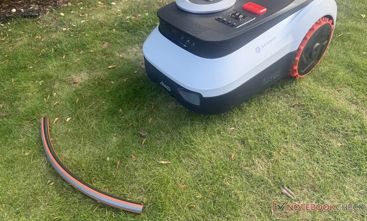 Navimow i2 LiDAR Pro, test sırasında bahçe hortumunu güvenilir bir şekilde algıladı.