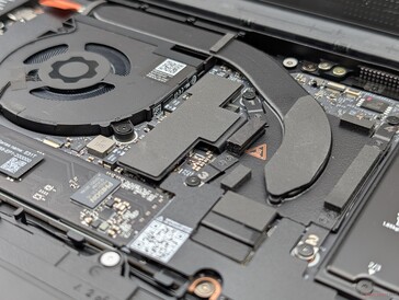 Küçük soğutma çözümü, orijinal Laptop 13.5'te takıldığımız bir nokta olan fan gürültüsü konusunda bizi biraz endişelendiriyor