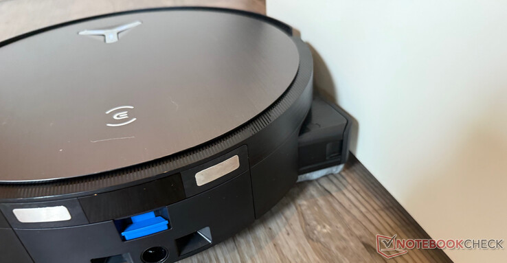 Deebot X11 OmniCyclone, uzatılabilir silindiri sayesinde sadece derinlemesine silmekle kalmaz, aynı zamanda neredeyse çerçevesiz siler
