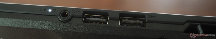 Sağ taraf: 3,5 mm ses, USB-A 2.0, USB-A 3.2 Gen1