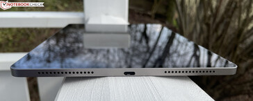 Sağ tarafta: Hoparlörler, USB-C 2.0, hoparlörler (görsel kaynağı: Manuel Masiero)