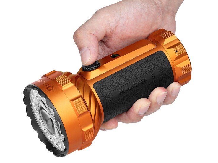 Olight Marauder 3, silikon kaplı bir tutma yerine sahiptir.