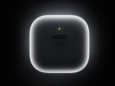 40W şarj cihazı, Apple AirPods'un şarj kutusuna benzer bir tasarıma sahip. Resimde: adaptöre bir bakış sunan bir tanıtım fotoğrafı.