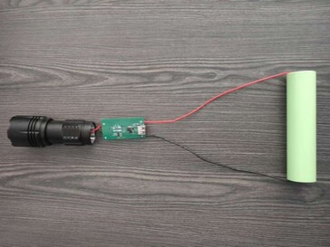 Bu el feneri bir sodyum-iyon pil ile birlikte gelir