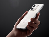 Note 17 Pro Max, 100 W hızlı şarj özelliğini de destekliyor. Resimde: Telefonun arka yüzünü gösteren tanıtım fotoğrafı.