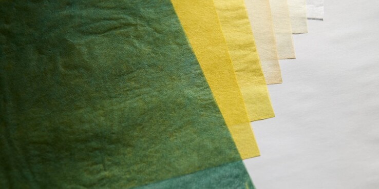 Geleneksel bir Japon yeşil pigmenti olan kitose midori ile boyanmış Japon washi kağıdı.